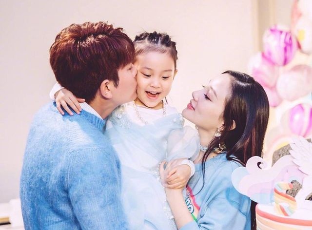 Lý Tiểu Lộ xuất hiện bên người đàn ông lạ sau khi chồng cũ từ chối tái hợp - 2 Lý Tiểu Lộ xuất hiện bên người đàn ông lạ sau khi chồng cũ từ chối tái hợp - 2