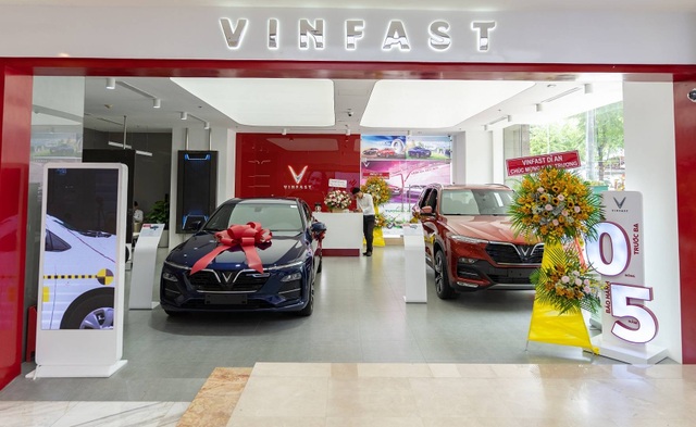 VinFast đồng loạt khai trương 27 showroom mới trên toàn quốc - 1