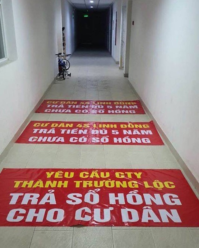 Người dân chung cư 4S Linh Đông căng băng rôn đòi sổ hồng và quỹ bảo trì - 3 Người dân chung cư 4S Linh Đông căng băng rôn đòi sổ hồng và quỹ bảo trì - 3