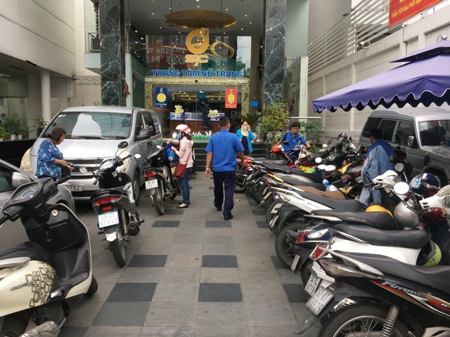 Giá vàng quay đầu giảm, người dân nhanh chân bán tháo chốt lời - 2 Giá vàng quay đầu giảm, người dân nhanh chân bán tháo chốt lời - 2
