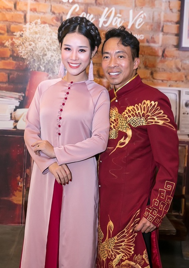 Vợ kém 18 tuổi của ca sĩ Việt Hoàn từng vỡ mộng đòi ly dị chồng - 2 Vợ kém 18 tuổi của ca sĩ Việt Hoàn từng vỡ mộng đòi ly dị chồng - 2