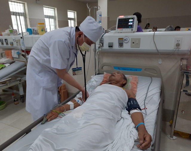 Cà Mau: Cứu thành công cụ ông 87 tuổi bị ngưng tim - 1 Cà Mau: Cứu thành công cụ ông 87 tuổi bị ngưng tim - 1