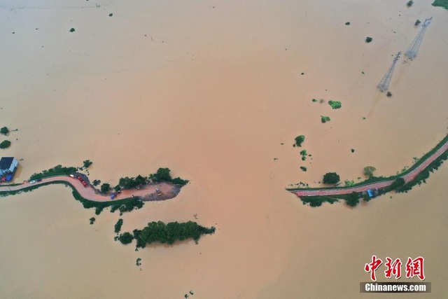 Vỡ đê ở Giang Tây, Trung Quốc nâng cảnh báo lũ nhiều sông lên mức cao nhất