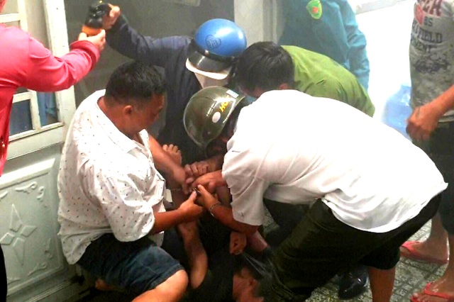 Thanh niên bật bếp gas đốt giấy tờ rồi cố thủ trong phòng trọ - 2 Thanh niên bật bếp gas đốt giấy tờ rồi cố thủ trong phòng trọ - 2