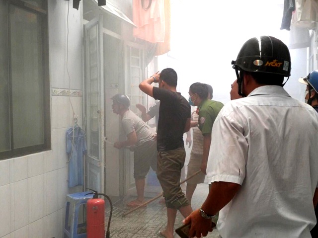 Thanh niên bật bếp gas đốt giấy tờ rồi cố thủ trong phòng trọ - 1 Thanh niên bật bếp gas đốt giấy tờ rồi cố thủ trong phòng trọ - 1