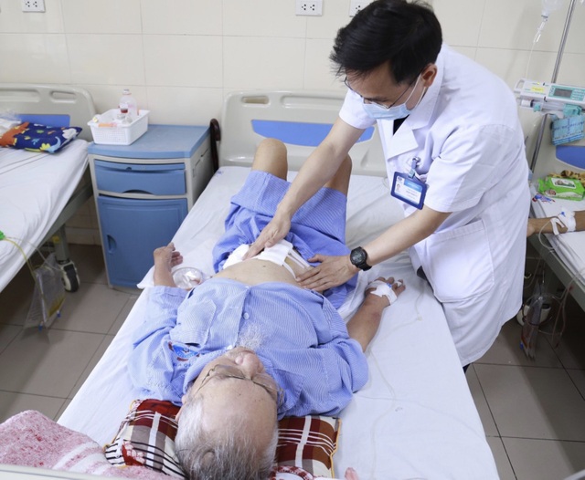 Hai bệnh nhân 90 tuổi được phẫu thuật thành công ung thư đường tiêu hoá - 2 Hai bệnh nhân 90 tuổi được phẫu thuật thành công ung thư đường tiêu hoá - 2