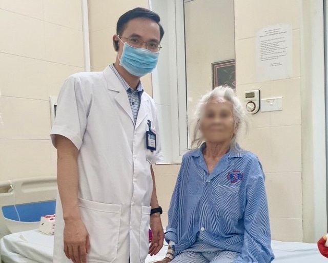 Hai bệnh nhân 90 tuổi được phẫu thuật thành công ung thư đường tiêu hoá - 3 Hai bệnh nhân 90 tuổi được phẫu thuật thành công ung thư đường tiêu hoá - 3