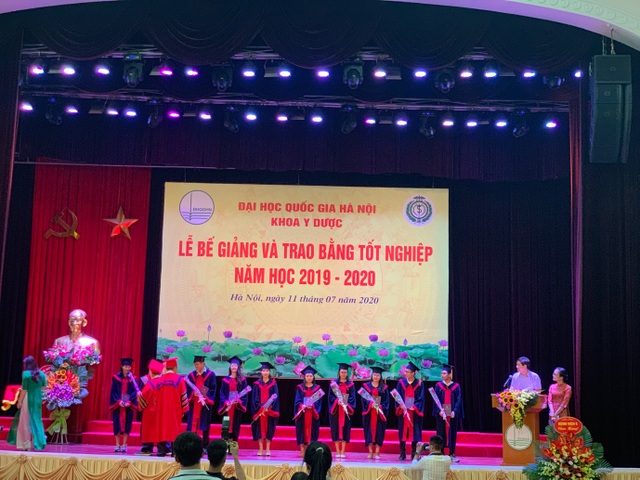 Khoa Y dược ĐH Quốc gia Hà Nội trao bằng cho 90 tân bác sĩ, dược sĩ - 2 Khoa Y dược ĐH Quốc gia Hà Nội trao bằng cho 90 tân bác sĩ, dược sĩ - 2