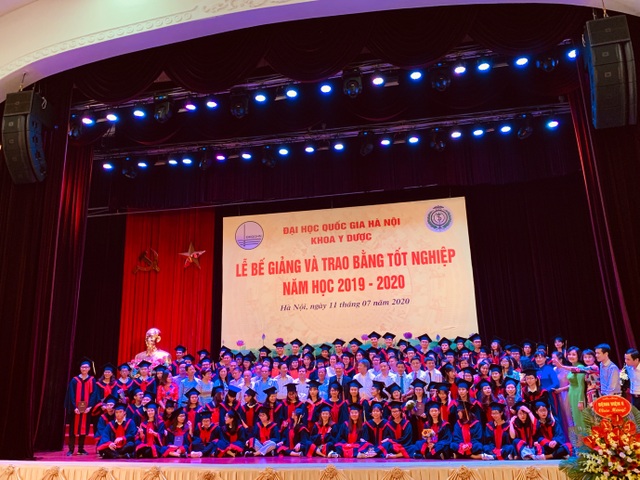 Khoa Y dược ĐH Quốc gia Hà Nội trao bằng cho 90 tân bác sĩ, dược sĩ - 3 Khoa Y dược ĐH Quốc gia Hà Nội trao bằng cho 90 tân bác sĩ, dược sĩ - 3