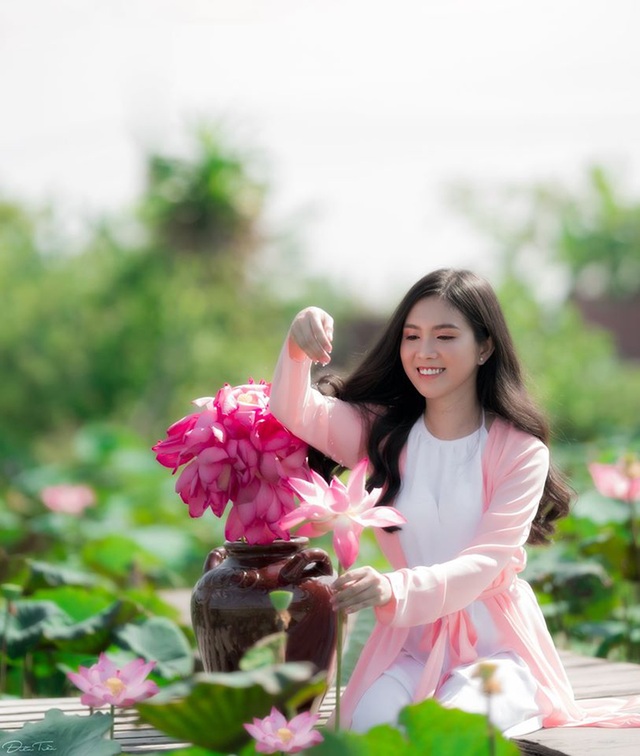“Bản sao Ngọc Trinh” hóa thôn nữ khoe sắc với sen hồng - 12 “Bản sao Ngọc Trinh” hóa thôn nữ khoe sắc với sen hồng - 12