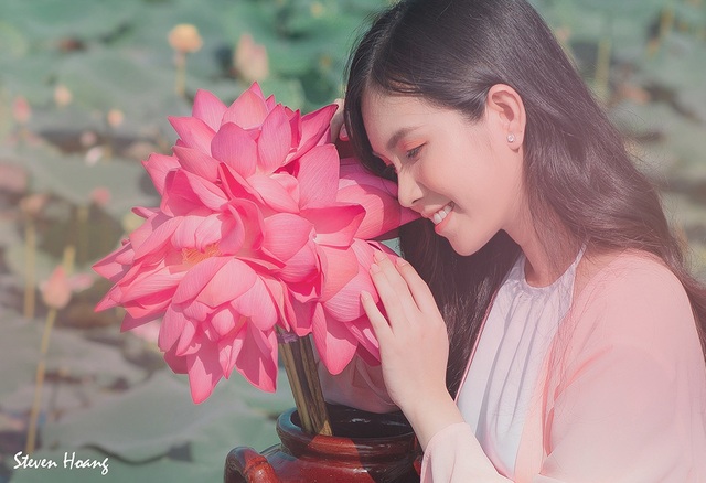 “Bản sao Ngọc Trinh” hóa thôn nữ khoe sắc với sen hồng - 3 “Bản sao Ngọc Trinh” hóa thôn nữ khoe sắc với sen hồng - 3
