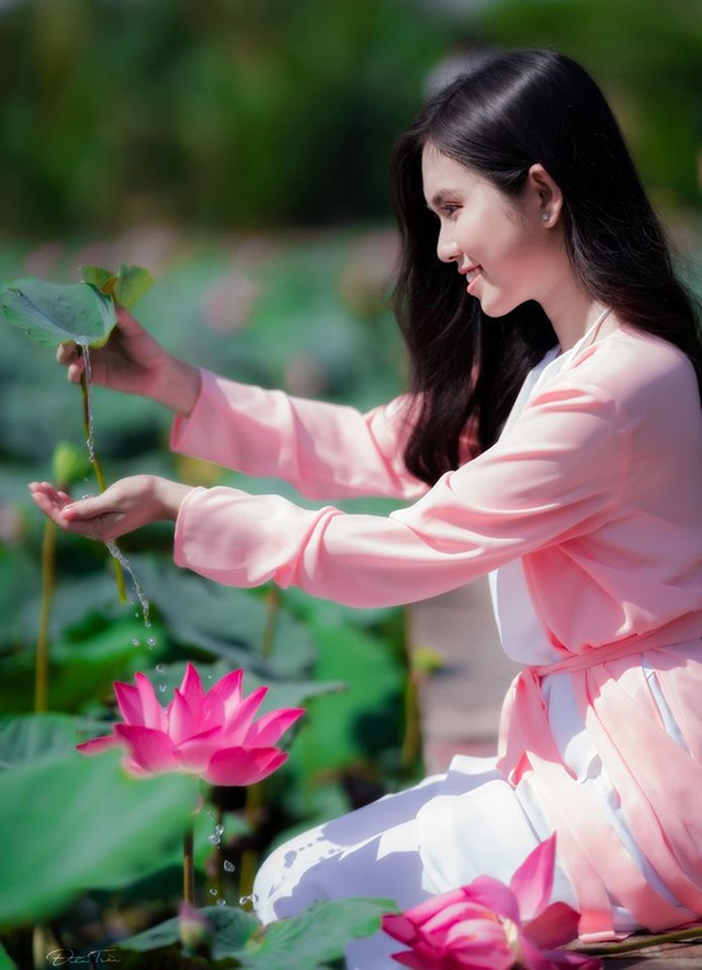 “Bản sao Ngọc Trinh” hóa thôn nữ khoe sắc với sen hồng - 5 “Bản sao Ngọc Trinh” hóa thôn nữ khoe sắc với sen hồng - 5