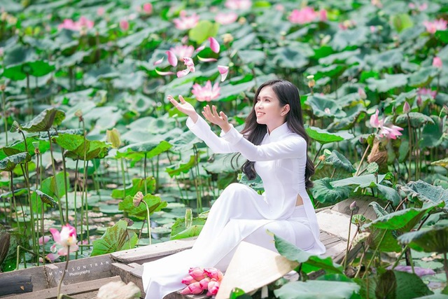 “Bản sao Ngọc Trinh” hóa thôn nữ khoe sắc với sen hồng - 6 “Bản sao Ngọc Trinh” hóa thôn nữ khoe sắc với sen hồng - 6