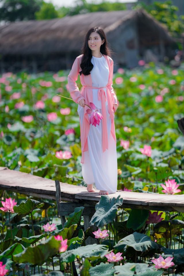 “Bản sao Ngọc Trinh” hóa thôn nữ khoe sắc với sen hồng - 7 “Bản sao Ngọc Trinh” hóa thôn nữ khoe sắc với sen hồng - 7