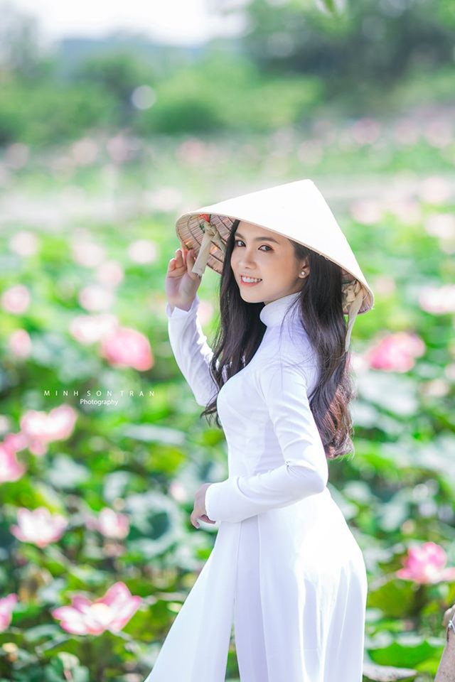 “Bản sao Ngọc Trinh” hóa thôn nữ khoe sắc với sen hồng - 9 “Bản sao Ngọc Trinh” hóa thôn nữ khoe sắc với sen hồng - 9