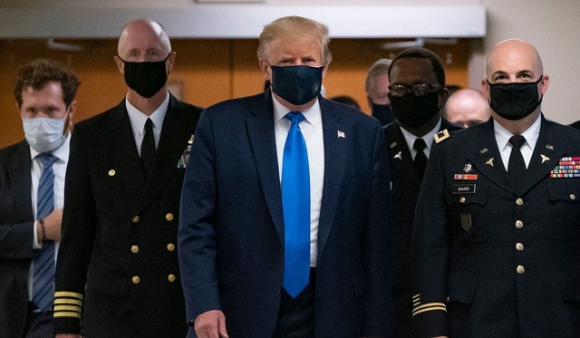 Ông Trump lần đầu đeo khẩu trang nơi công cộng, số ca Covid-19 vẫn tăng vọt - 1 Ông Trump lần đầu đeo khẩu trang nơi công cộng, số ca Covid-19 vẫn tăng vọt - 1