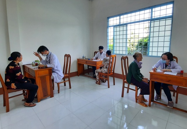 Vĩnh Long: Khám bệnh, phát thuốc miễn phí cho gia đình chính sách - 1 Vĩnh Long: Khám bệnh, phát thuốc miễn phí cho gia đình chính sách - 1