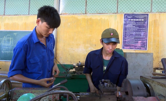 Kiếm việc không khó nếu có tay nghề về hàn, máy lạnh hoặc điện công nghiệp - 4 Kiếm việc không khó nếu có tay nghề về hàn, máy lạnh hoặc điện công nghiệp - 4
