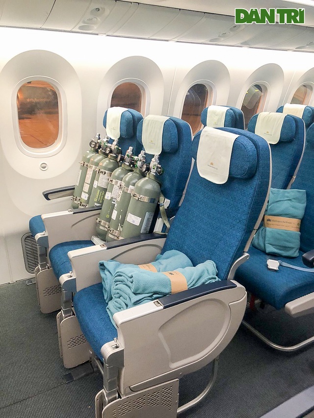 Chùm ảnh độc quyền phi công người Anh trên chuyến bay rời Việt Nam về nước - 8 Chùm ảnh độc quyền phi công người Anh trên chuyến bay rời Việt Nam về nước - 8