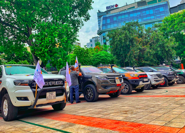 Đội hình tình nguyện cực ngầu với dàn xe bán tải địa hình ở Hà Nội - 2 Đội hình tình nguyện cực ngầu với dàn xe bán tải địa hình ở Hà Nội - 2