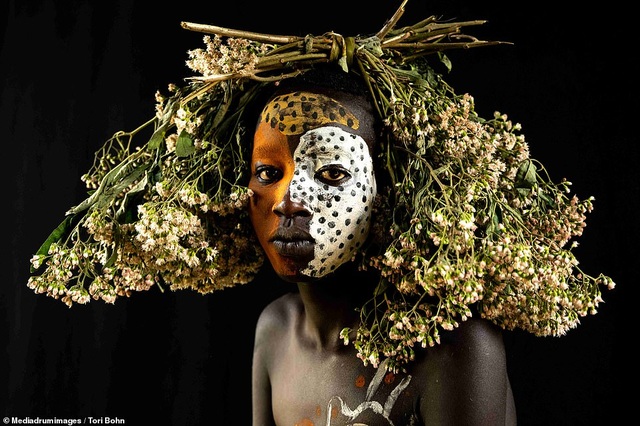 Vẻ đẹp độc đáo trong cách trang điểm, làm tóc của bộ lạc Châu Phi - Ảnh minh hoạ 10