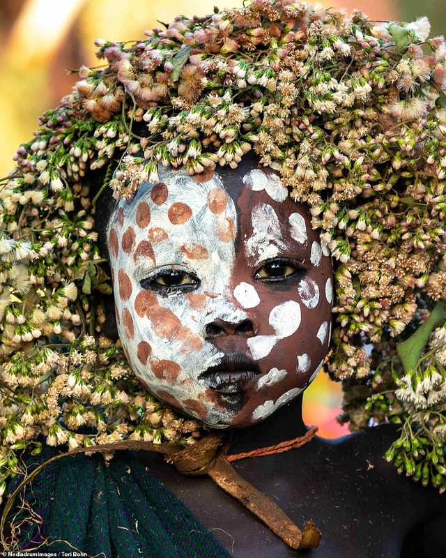 Vẻ đẹp độc đáo trong cách trang điểm, làm tóc của bộ lạc Châu Phi - Ảnh minh hoạ 13