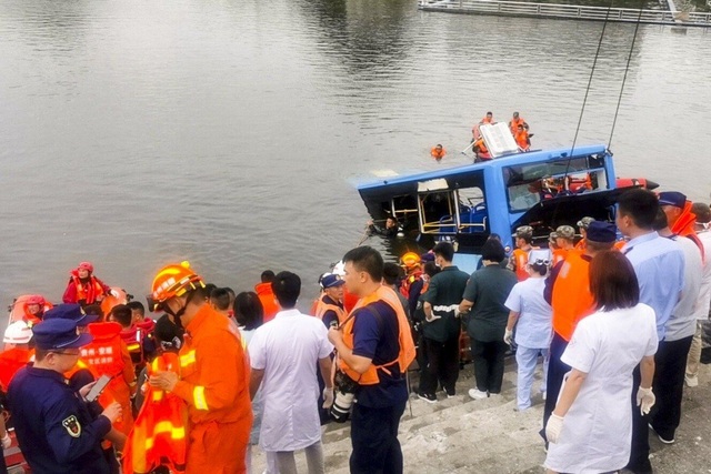 Tài xế Trung Quốc cố ý lao xe xuống hồ làm 21 người chết để trả thù xã hội - 1 Tài xế Trung Quốc cố ý lao xe xuống hồ làm 21 người chết để trả thù xã hội - 1