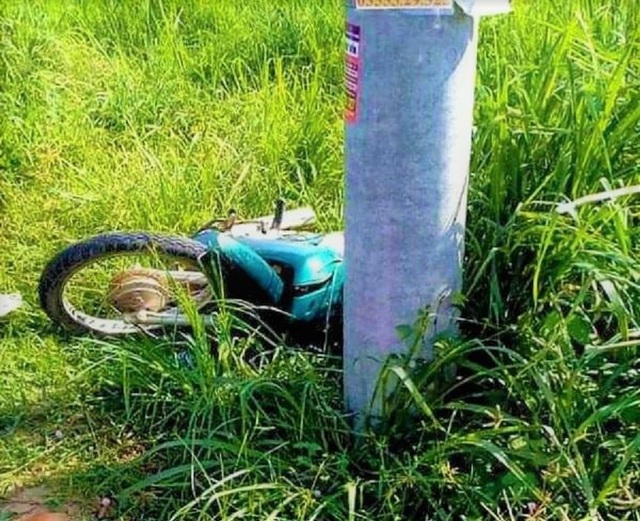 Nam công nhân chết thảm sau khi tông cột điện - 1 Nam công nhân chết thảm sau khi tông cột điện - 1