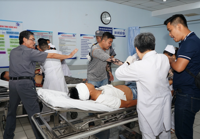 Vô hiệu hóa nhóm 20 côn đồ truy sát nhau trong bệnh viện - 2 Vô hiệu hóa nhóm 20 côn đồ truy sát nhau trong bệnh viện - 2
