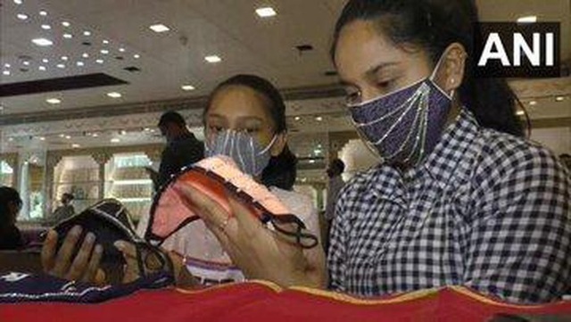 Giữa mùa dịch, dân Ấn Độ vẫn phát sốt với khẩu trang nạm kim cương - 3 Giữa mùa dịch, dân Ấn Độ vẫn phát sốt với khẩu trang nạm kim cương - 3