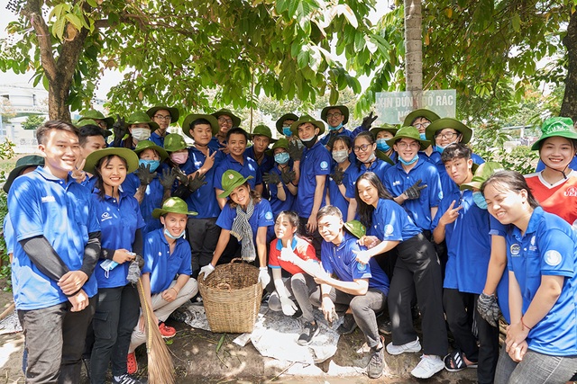 HHen Niê từng khóc khi chia tay sinh viên tình nguyện - 10 HHen Niê từng khóc khi chia tay sinh viên tình nguyện - 10