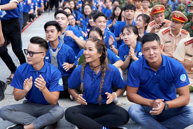HHen Niê từng khóc khi chia tay sinh viên tình nguyện - 9 HHen Niê từng khóc khi chia tay sinh viên tình nguyện - 9