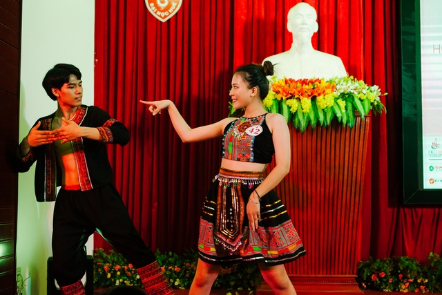 Nữ sinh xinh đẹp trổ tài ở vòng Bán kết Hoa khôi Đại học Huế 2020 - 11 Nữ sinh xinh đẹp trổ tài ở vòng Bán kết Hoa khôi Đại học Huế 2020 - 11