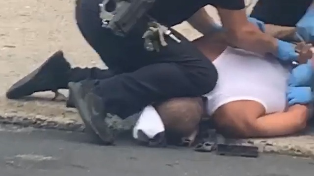 Thêm video cảnh sát ghì đầu người da màu tại Mỹ