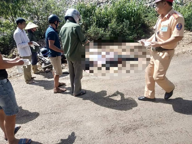 Xe máy kẹp 3 va chạm với ô tô đầu kéo, 2 người tử vong - 1 Xe máy kẹp 3 va chạm với ô tô đầu kéo, 2 người tử vong - 1