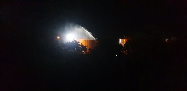 Cháy lớn tại xưởng gỗ nằm gần kho xăng - 4 Cháy lớn tại xưởng gỗ nằm gần kho xăng - 4