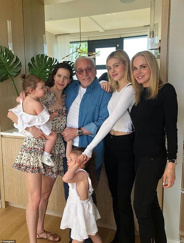 Hé lộ về gia thế hôn thê của Brooklyn Beckham - 10 Hé lộ về gia thế hôn thê của Brooklyn Beckham - 10