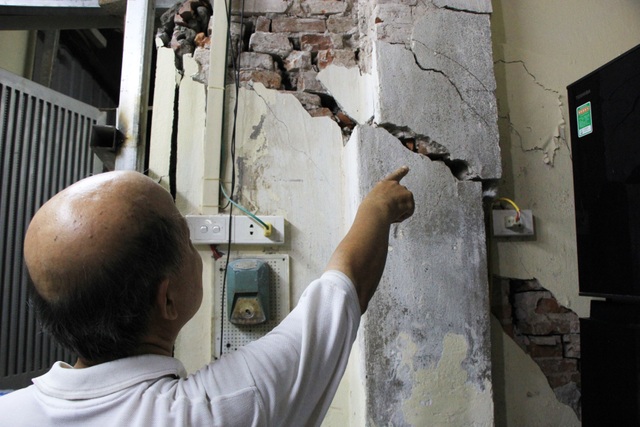 Nhà chống nạng sắt chờ sập giữa phố cổ Hà Nội - 2 Nhà chống nạng sắt chờ sập giữa phố cổ Hà Nội - 2