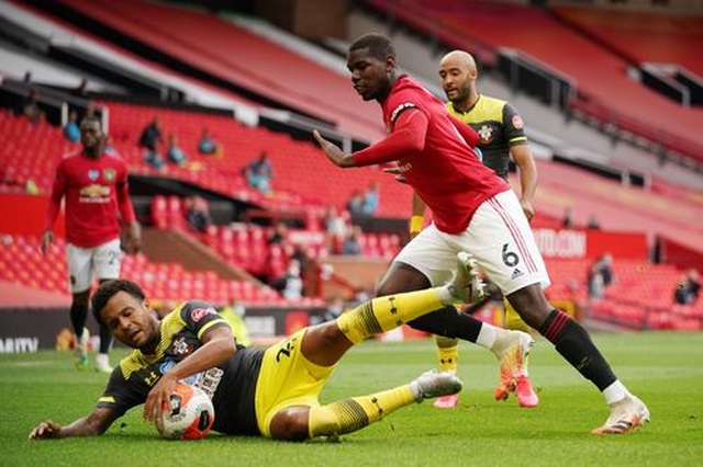 Man Utd 2-2 Southampton: Quỷ đỏ mất chiến thắng ở phút bù giờ - 13