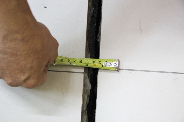 Nhà chống nạng sắt chờ sập giữa phố cổ Hà Nội - 11 Nhà chống nạng sắt chờ sập giữa phố cổ Hà Nội - 11