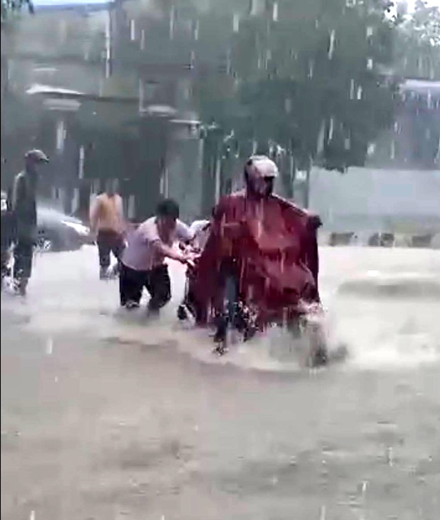 Tuyên dương 2 học sinh đẩy xe giúp người dân trong cơn mưa lớn - 1 Tuyên dương 2 học sinh đẩy xe giúp người dân trong cơn mưa lớn - 1