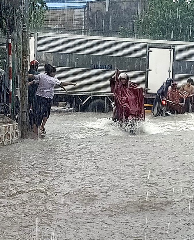 Tuyên dương 2 học sinh đẩy xe giúp người dân trong cơn mưa lớn - 2 Tuyên dương 2 học sinh đẩy xe giúp người dân trong cơn mưa lớn - 2