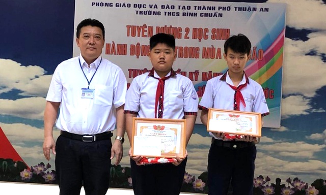 Tuyên dương 2 học sinh đẩy xe giúp người dân trong cơn mưa lớn - 3 Tuyên dương 2 học sinh đẩy xe giúp người dân trong cơn mưa lớn - 3