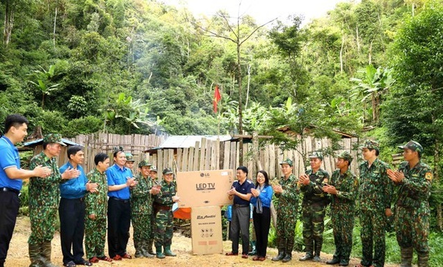 Thanh niên Nghệ An chung tay xây dựng nông thôn mới với nhân dân vùng biên - 6 Thanh niên Nghệ An chung tay xây dựng nông thôn mới với nhân dân vùng biên - 6
