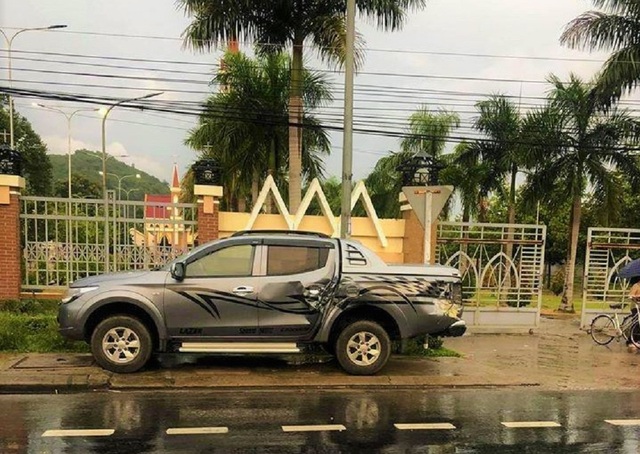 Ba ô tô tông nhau, 4 người nhập viện cấp cứu - 2 Ba ô tô tông nhau, 4 người nhập viện cấp cứu - 2