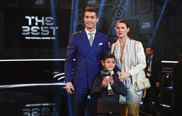 Con trai C.Ronaldo bị cảnh sát điều tra sau khi lộ ảnh lái mô-tô nước - 3 Con trai C.Ronaldo bị cảnh sát điều tra sau khi lộ ảnh lái mô-tô nước - 3