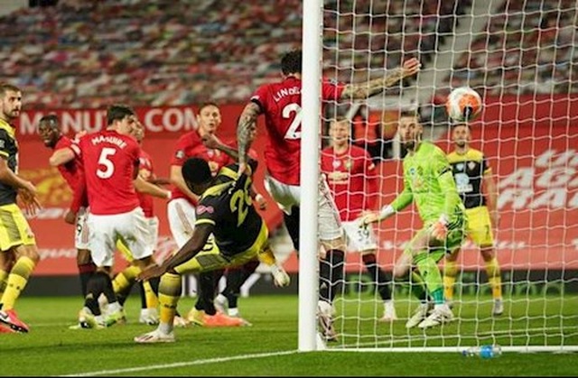 Đội trưởng Man Utd theo kèm đồng đội ở bàn thua định mệnh trước Southampton - 2 Đội trưởng Man Utd theo kèm đồng đội ở bàn thua định mệnh trước Southampton - 2
