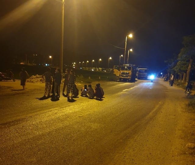 Hà Nội: Dân căng lều bạt chặn xe vào bãi rác Nam Sơn lúc nửa đêm - 1