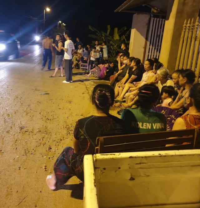 Hà Nội: Dân căng lều bạt chặn xe vào bãi rác Nam Sơn lúc nửa đêm - 2