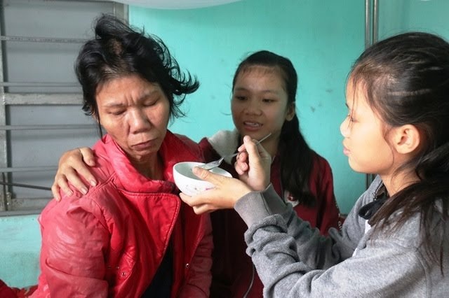 Người mẹ bị u đa xương nuôi 2 con nhỏ tiếp tục được bạn đọc giúp đỡ - 2 Người mẹ bị u đa xương nuôi 2 con nhỏ tiếp tục được bạn đọc giúp đỡ - 2